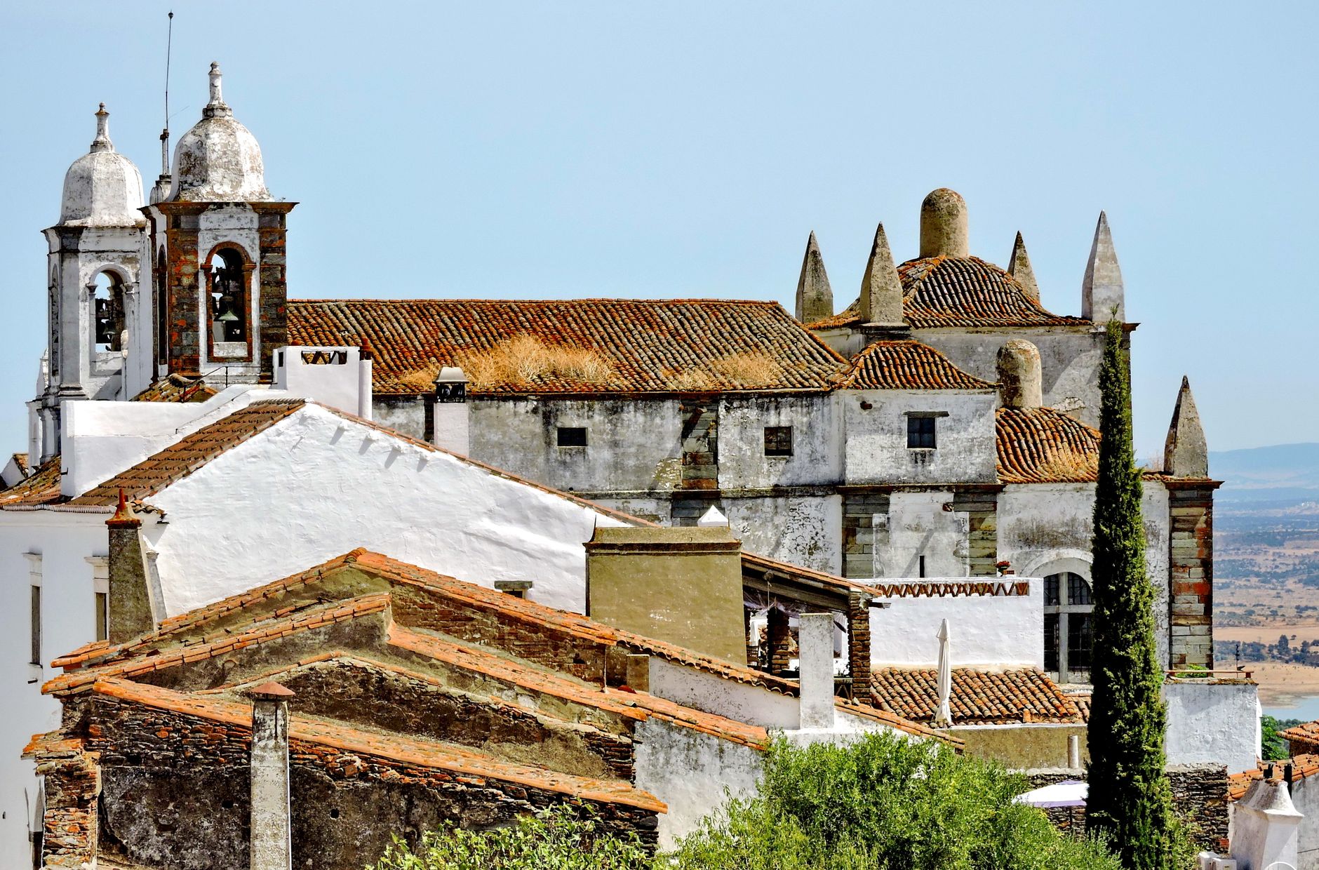 Aldeia branca do Alentejo no cimo de uma colina, sobre a planície